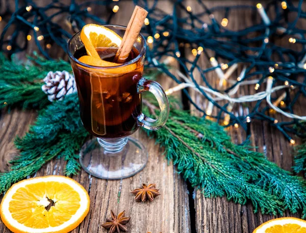 Vino Caliente Bebida Navidad Mesa Madera —  Fotos de Stock