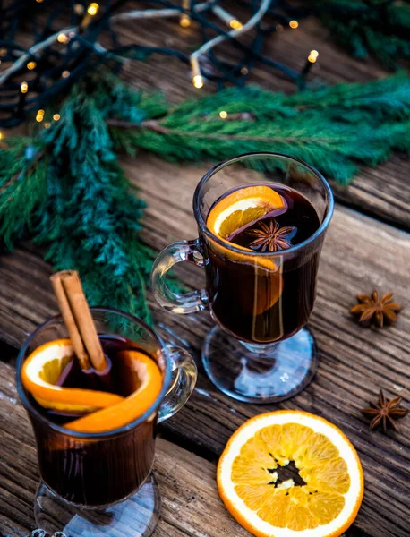 Ζεστό Κρασί Χριστουγεννιάτικο Ποτό Ξύλινο Τραπέζι — Φωτογραφία Αρχείου