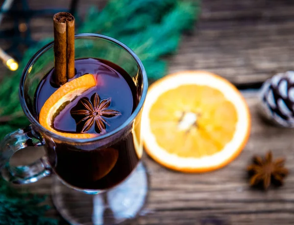 Yılbaşı içkisi ahşap masada.