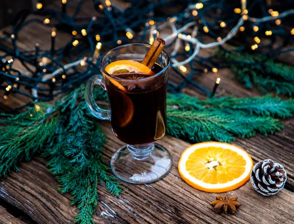 木桌上的覆酒圣诞饮品 — 图库照片