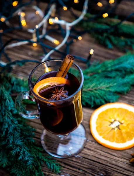 Ζεστό Κρασί Χριστουγεννιάτικο Ποτό Ξύλινο Τραπέζι — Φωτογραφία Αρχείου