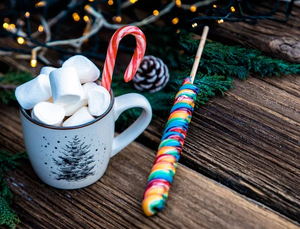 Minuman Natal Panas Dengan Marshmallow Atas Meja Kayu — Stok Foto