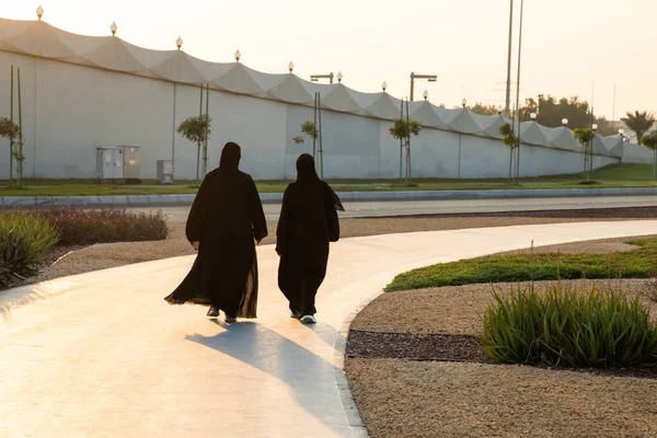 Mulheres Vestindo Hijab Andando Nas Ruas Abu Dhabi — Fotografia de Stock