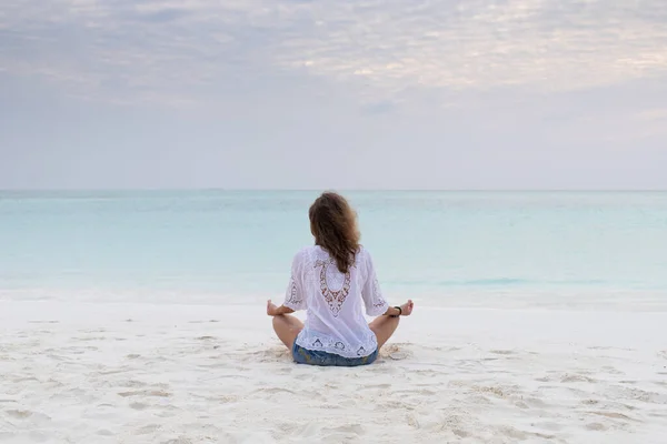 Kadın Deniz Kenarında Meditasyon Yapıyor — Stok fotoğraf