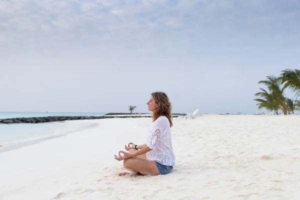海のそばで瞑想している女性は — ストック写真