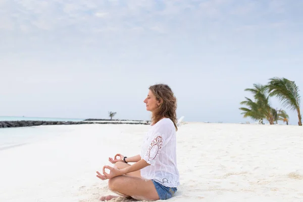 海のそばで瞑想している女性は — ストック写真