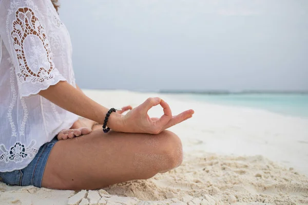Mujer Postura Meditación Junto Mar — Foto de Stock