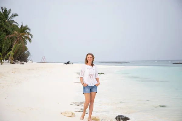 Mujer Caminando Colores Pastel Playa Tropical —  Fotos de Stock