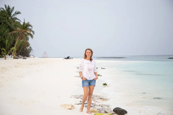 Donna Che Cammina Sulla Spiaggia Tropicale Colori Pastello — Foto Stock