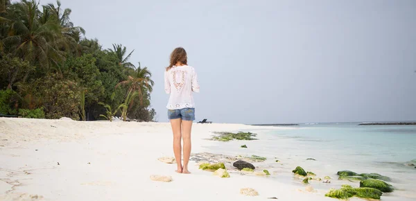 トロピカルビーチのパステルカラーを歩く女性は — ストック写真