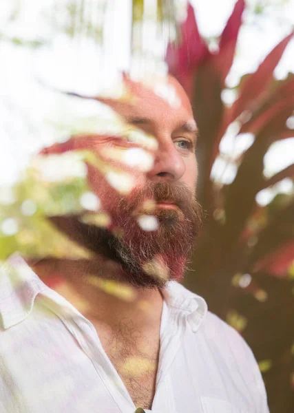 Pohledný Muž Dívá Oknem Odrážející Tropické Rostliny Duševní Zdraví — Stock fotografie
