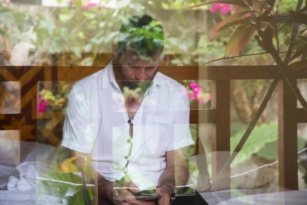 Stilig Man Tittar Genom Fönstret Reflekterande Tropiska Växter Psykisk Hälsa — Stockfoto