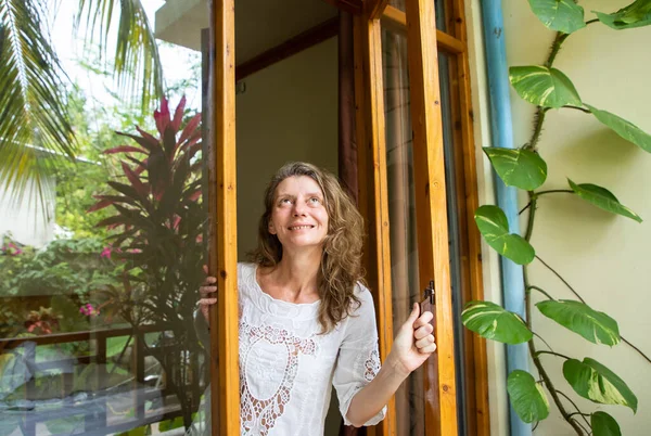 Kadın Tropik Bahçeye Kapı Açıyor — Stok fotoğraf