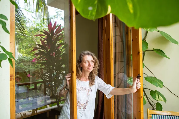 Kadın Tropik Bahçeye Kapı Açıyor — Stok fotoğraf