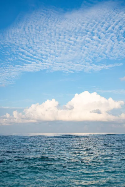 Hintergrund Von Türkisfarbenem Meer Und Blauem Himmel — Stockfoto