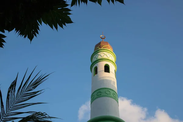 青い空のイスラムモスクの塔 — ストック写真