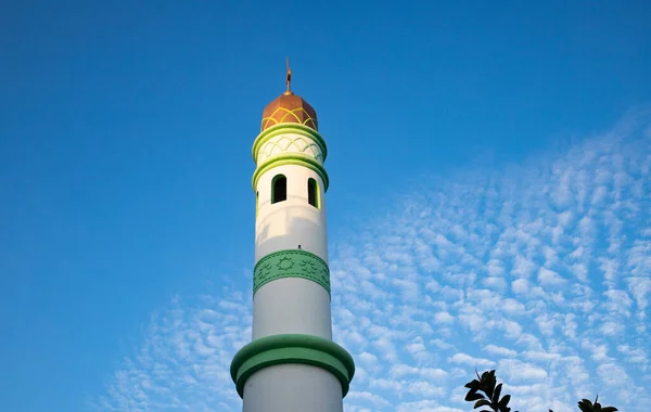 Вежа Ісламської Мечеті Блакитному Небі — стокове фото