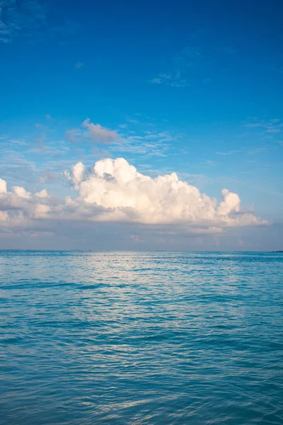 Hintergrund Von Türkisfarbenem Meer Und Blauem Himmel — Stockfoto