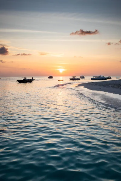 海の上の素晴らしい夕日熱帯のビーチ — ストック写真