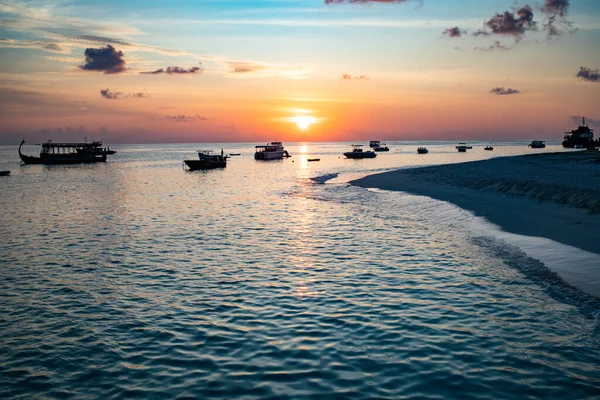 热带海滩上令人惊奇的落日 — 图库照片
