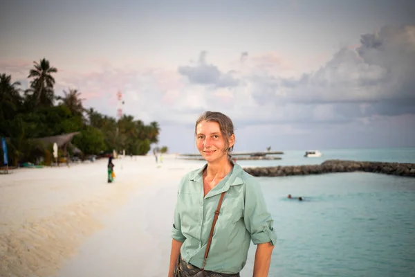 Mujer Mirando Puesta Sol Rosa Sobre Libertad Del Mar Tropical —  Fotos de Stock