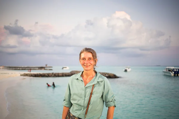 Mujer Mirando Puesta Sol Rosa Sobre Libertad Del Mar Tropical —  Fotos de Stock