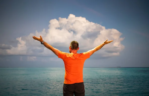 Mann Blickt Auf Sonnenuntergang Wolke Über Tropischem Meer Freiheit — Stockfoto