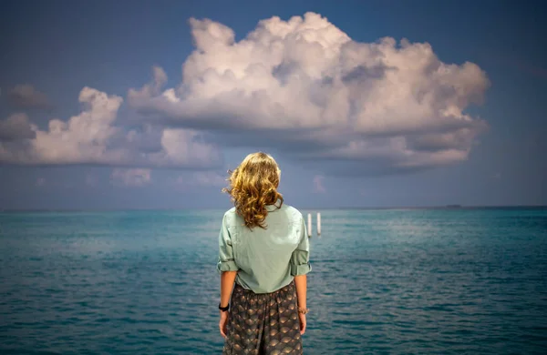 女子凝视着热带海上自由的粉色落日 — 图库照片
