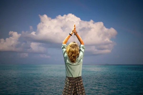 Okyanusun Üzerinde Günbatımı Bulutuna Karşı Yoga Yapan Kadın — Stok fotoğraf