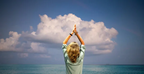Femme Faisant Yoga Contre Coucher Soleil Nuage Sur Océan — Photo
