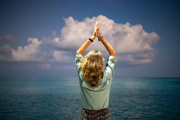 Frau Macht Yoga Gegen Die Sonnenuntergangswolke Über Dem Ozean — Stockfoto