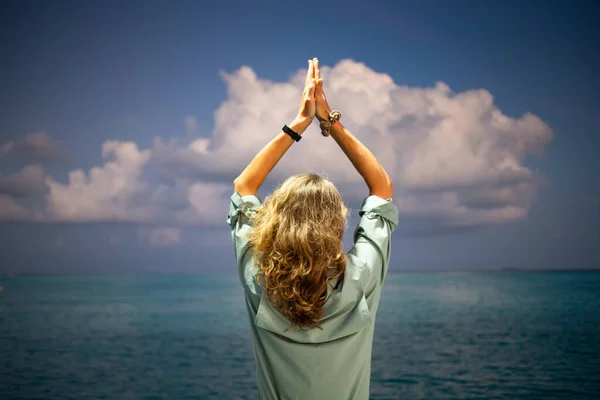 Donna Che Yoga Contro Tramonto Nuvola Sopra Oceano — Foto Stock