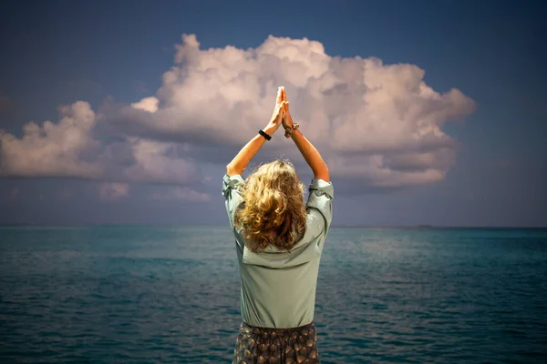 Frau Macht Yoga Gegen Die Sonnenuntergangswolke Über Dem Ozean — Stockfoto