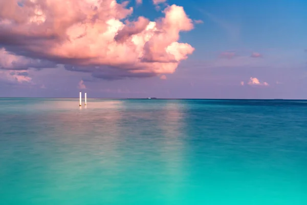 Paisagem Incrível Com Mar Azul Turquesa Nuvem Pôr Sol Rosa — Fotografia de Stock