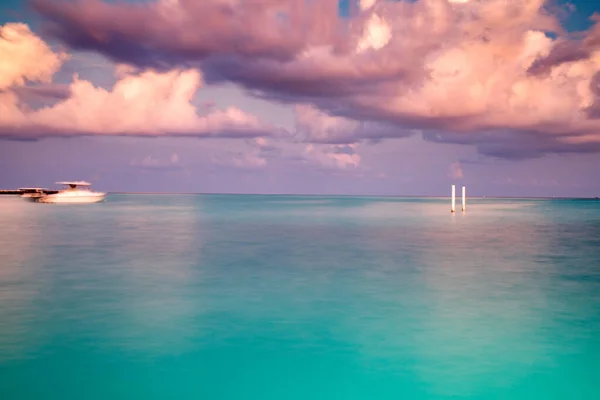 Increíble Paisaje Con Mar Turquesa Nube Rosa Puesta Del Sol — Foto de Stock