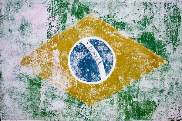 ブラジルの国旗がヴィンテージの壁に描かれて — ストック写真