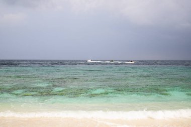 Güzel egzotik tropikal plaj ve fırtınalı bulutlar