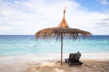 Plaj sandalyeleri güzel tropik sahilde