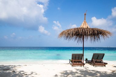 Plaj sandalyeleri güzel tropik sahilde