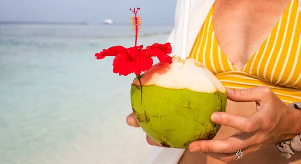 熱帯ビーチでココナッツを持っている女性は — ストック写真
