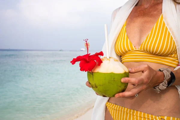熱帯ビーチでココナッツを持っている女性は — ストック写真