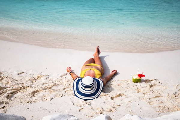 Γυναίκα Ψάθινο Καπέλο Ηλιοθεραπεία Στην Τροπική Παραλία — Φωτογραφία Αρχείου