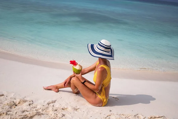 Mulher Com Chapéu Palha Tomando Banho Sol Praia Tropical — Fotografia de Stock
