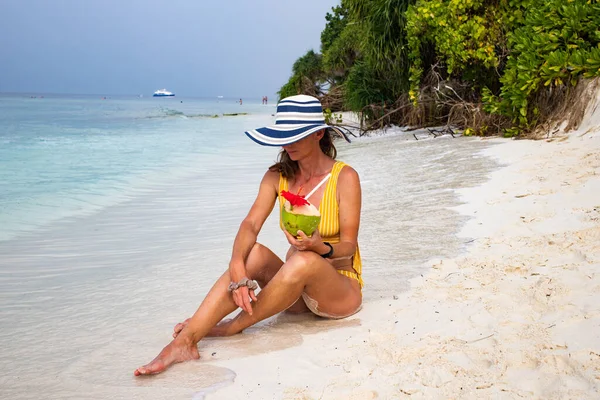 Женщина Соломенной Шляпе Загорает Тропическом Пляже — стоковое фото