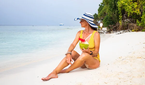 Femme Avec Chapeau Paille Bronzer Sur Plage Tropicale — Photo