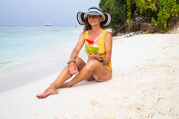 Mulher Com Chapéu Palha Tomando Banho Sol Praia Tropical — Fotografia de Stock