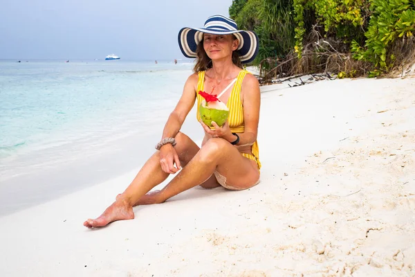 Vrouw Met Strohoed Zonnebaden Tropisch Strand — Stockfoto