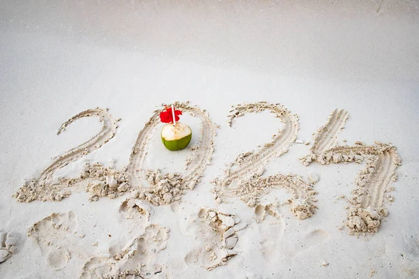 2024 Napsaný Bílém Písku Tropické Pláži Kokosu — Stock fotografie