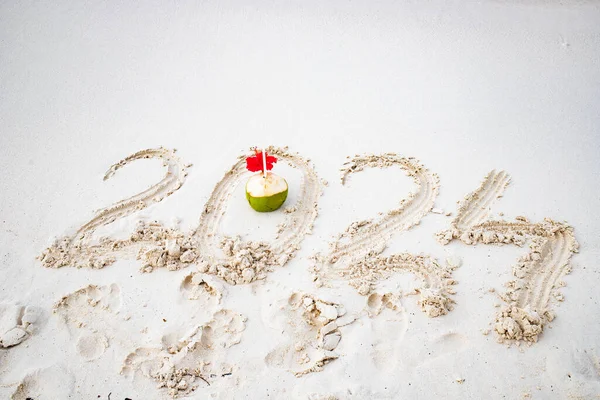 2024 Год Написан Белым Песком Тропическом Пляже Кокосе — стоковое фото