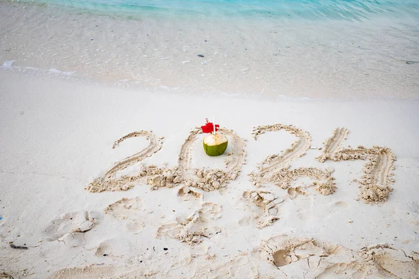 2024 Napisane Białym Piaskiem Tropikalnej Plaży Kokosie — Zdjęcie stockowe